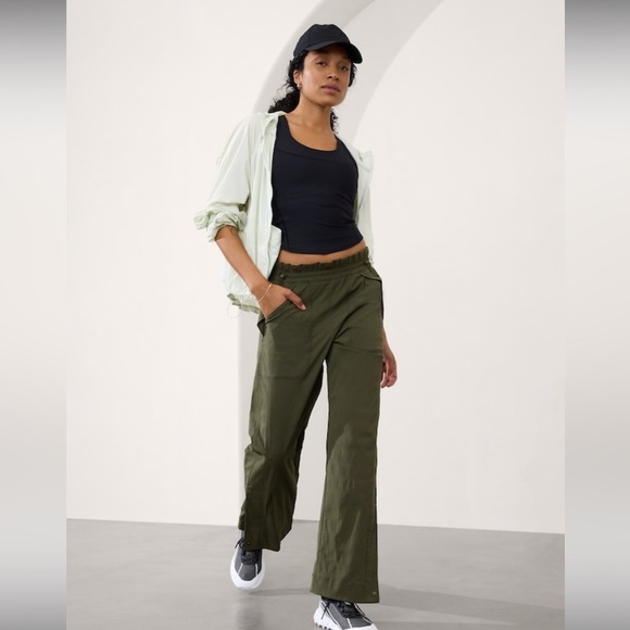 NWT Athleta TREKKIE HIGH RISE PARACHUTE PANT / Aspen Olive - Picture 1 of 9